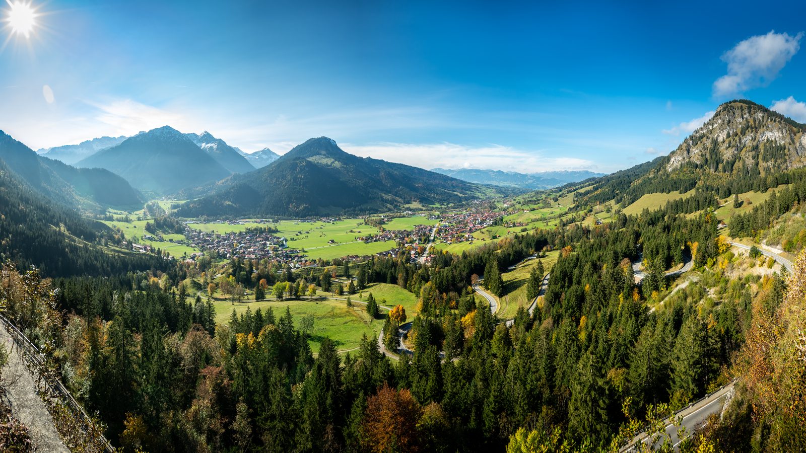 Landschaft in Allgäu: Blick vom Oberjochpass über Bad Hindelang und die Allgäuer Alpen