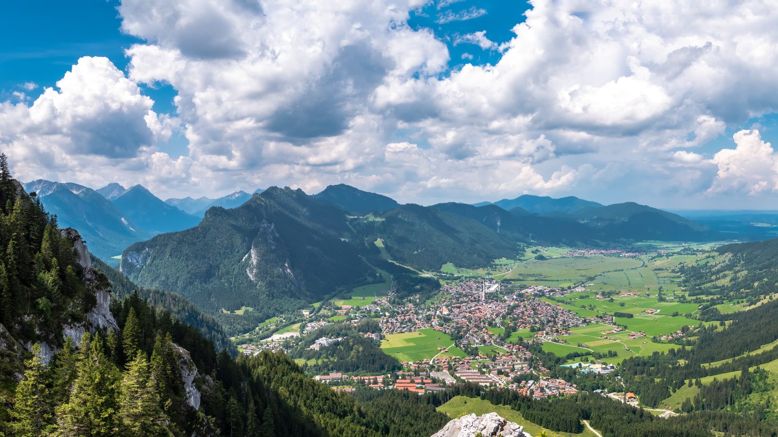 Landschaft in Ammergauer Alpen: Blick über Oberammergau und die Ammergauer Berge im Sommer