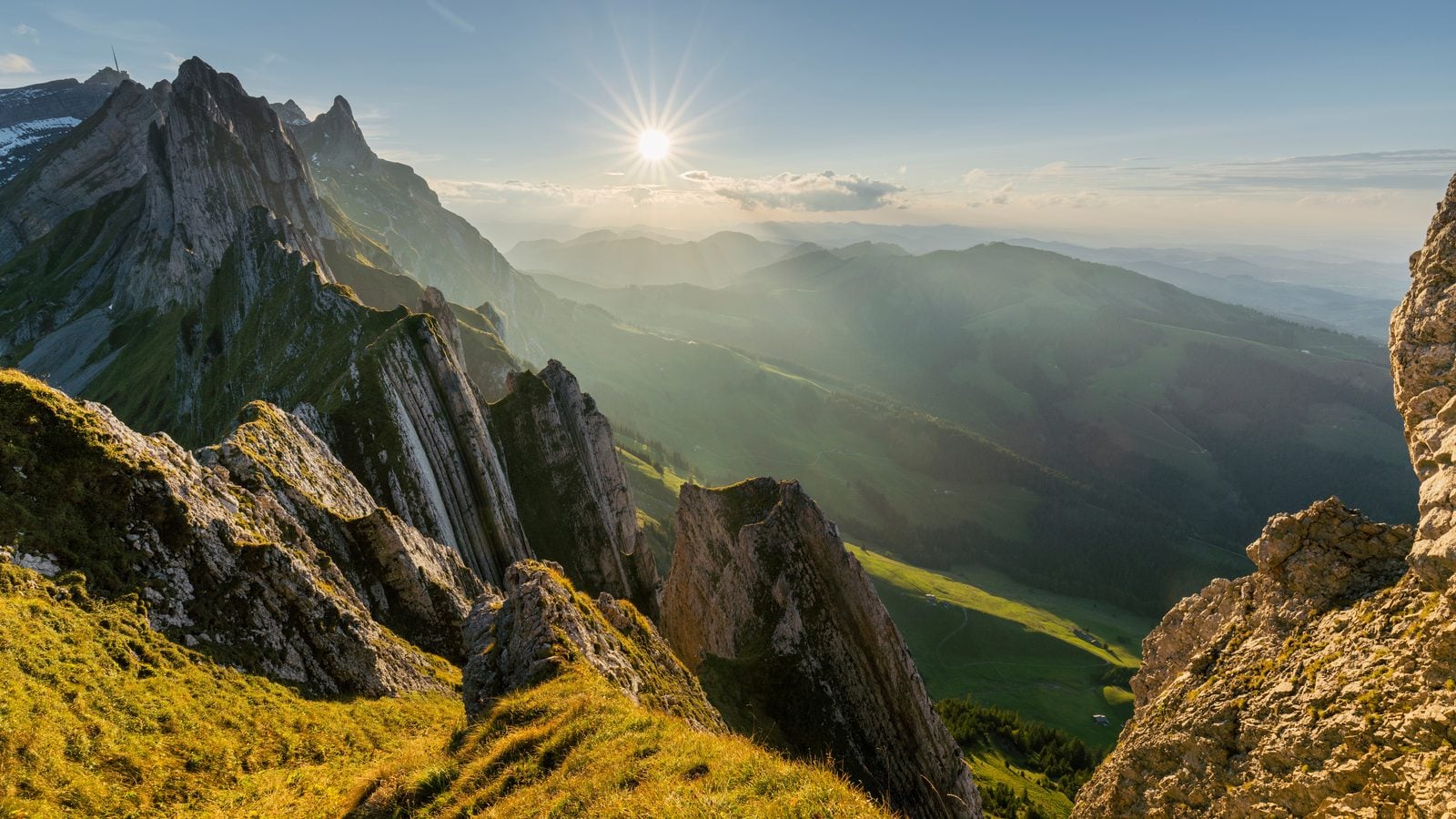 Landschaft in Appenzellerland: Felsgrate des Alpstein mit Blick zum Säntis