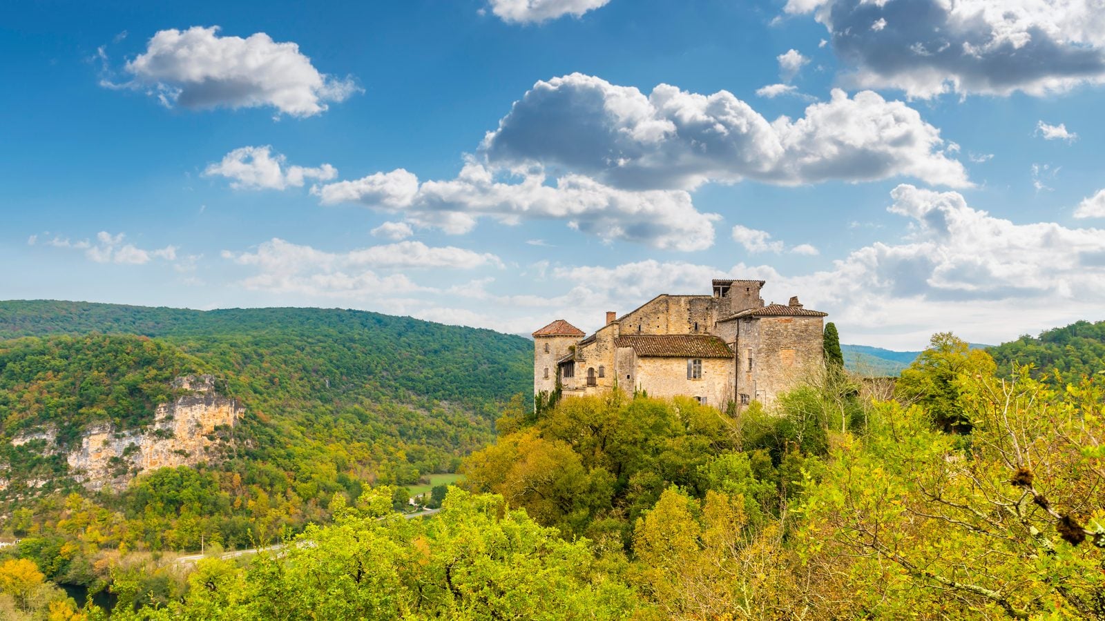 Landschaft in Aveyron-Schluchten: Die Burg von Bruniquel über dem bewaldeten Tal der Aveyron