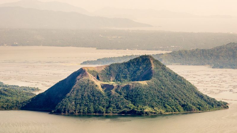 Landschaft in Batangas: Vulkaninsel des Taal im Taalsee