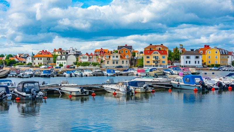 Landschaft in Blekinge: Bunte Häuser am Hafen von Karlskrona an der südschwedischen Schärenküste