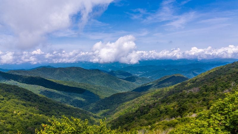 Landschaft in Virginia: bewaldete Bergketten der Blue Ridge Mountains