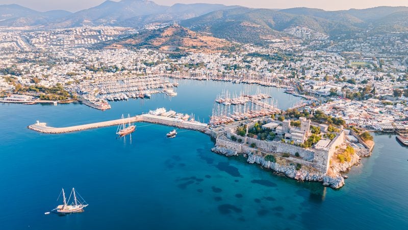 Landschaft in Bodrum: Luftblick auf die Burg St. Peter, den Hafen und die Ägäisküste