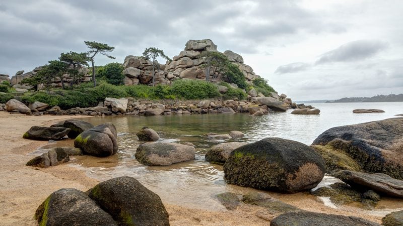 Landschaft in Bretagne: Rosafarbene Granitfelsen an der Côte de Granit Rose in den Côtes-d’Armor