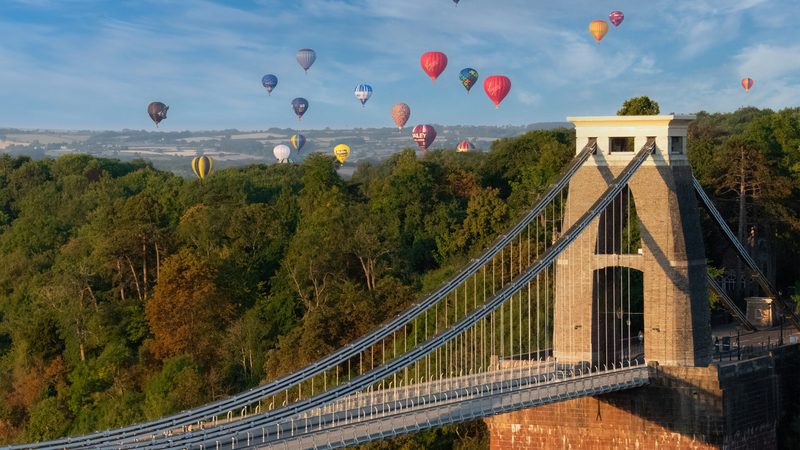 Landschaft in Bristol: Clifton Suspension Bridge mit Heißluftballons über dem Avon Gorge