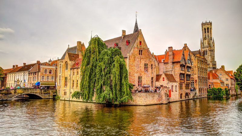 Landschaft in Brügge: historische Giebelhäuser am Kanal der Altstadt