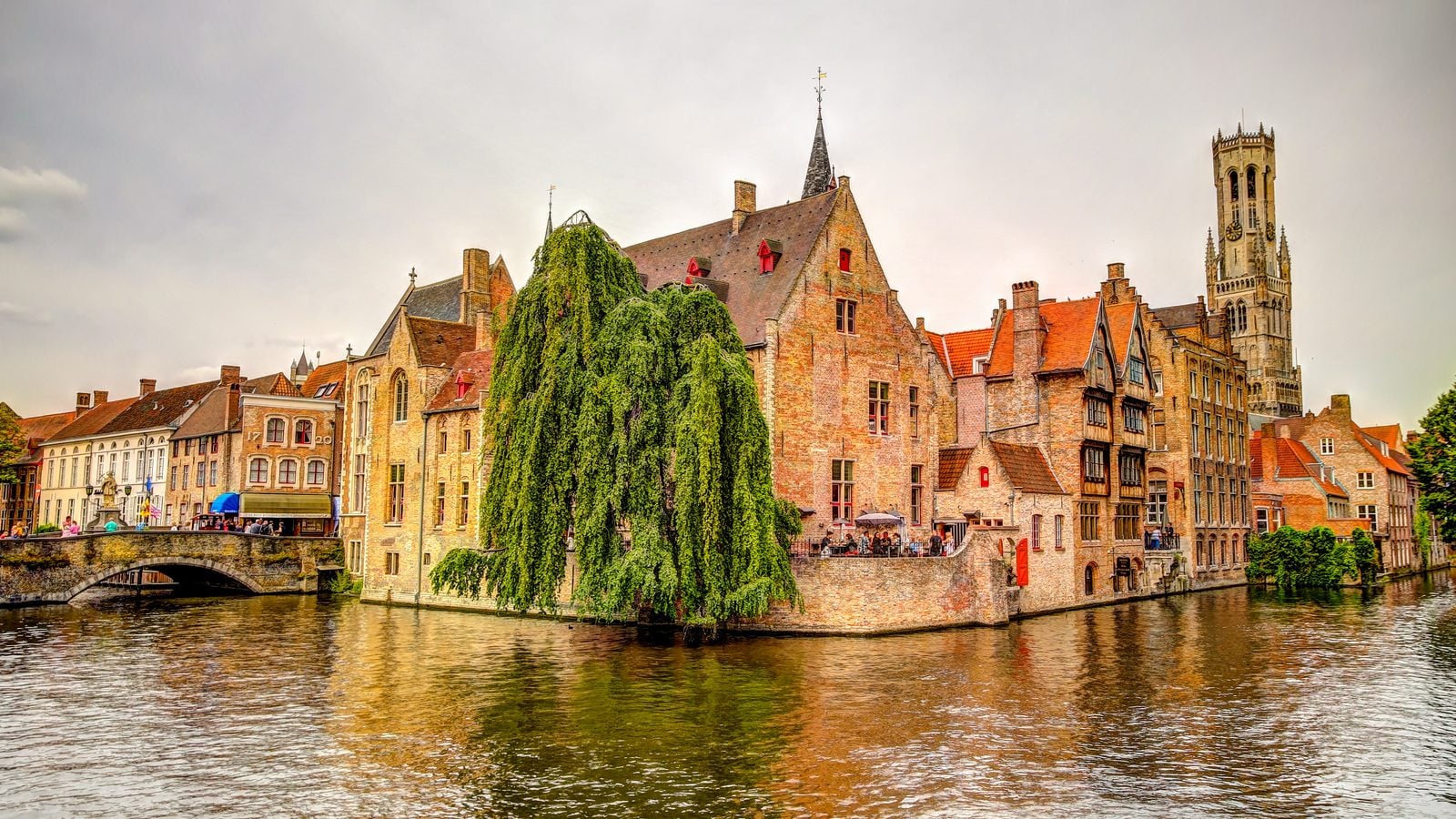 Landschaft in Brügge: historische Giebelhäuser am Kanal der Altstadt