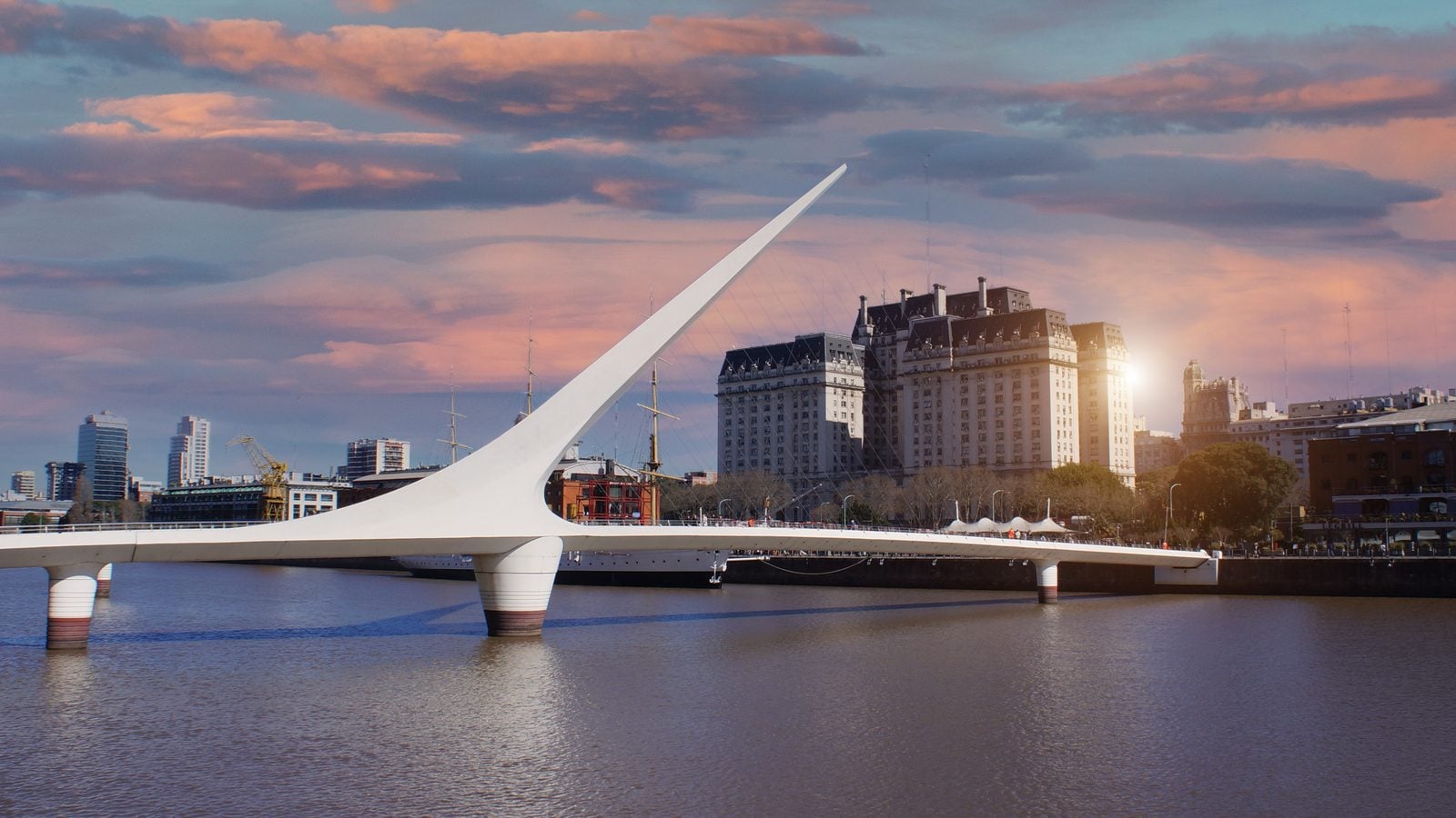 Landschaft in Buenos Aires: Puente de la Mujer und Puerto Madero am Abend