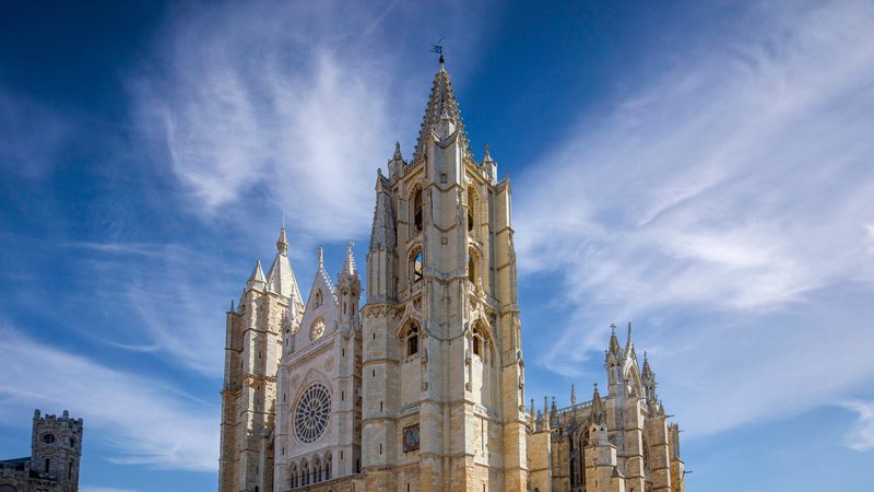 Landschaft in Jakobsweg in León: Gotische Kathedrale von León am Jakobsweg
