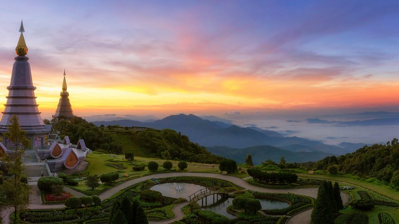 Landschaft in Chiang Mai: Pagoden am Doi Inthanon bei Sonnenaufgang über den Bergen