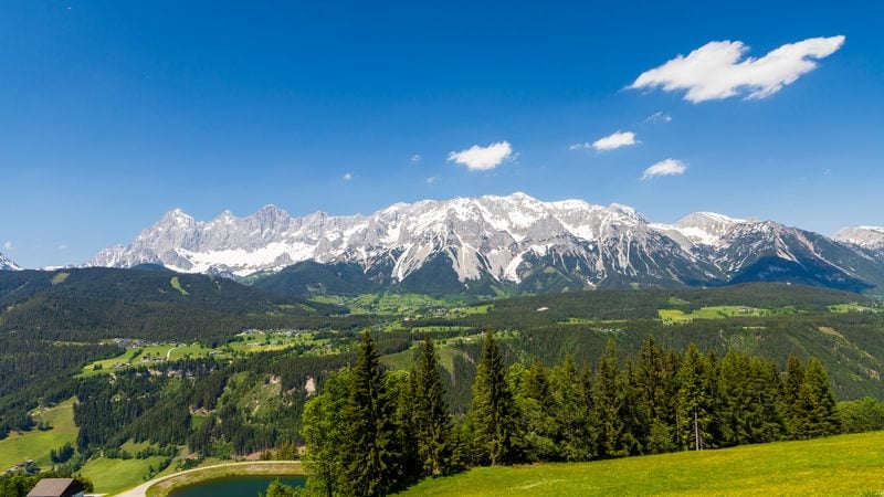 Landschaft in Dachstein: Dachsteinmassiv über Wäldern und Wiesen bei Schladming