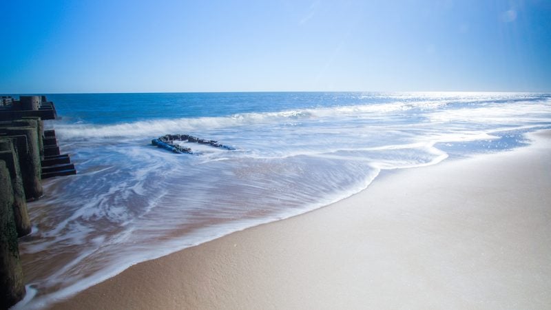 Landschaft in Küste von Delaware: Sandstrand und Atlantik bei Rehoboth Beach