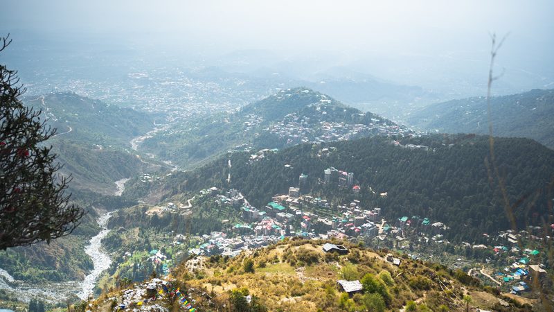 Landschaft in Dharamsala: Blick von den Bergen über McLeod Ganj und die bewaldeten Täler des Kangra-Distrikts