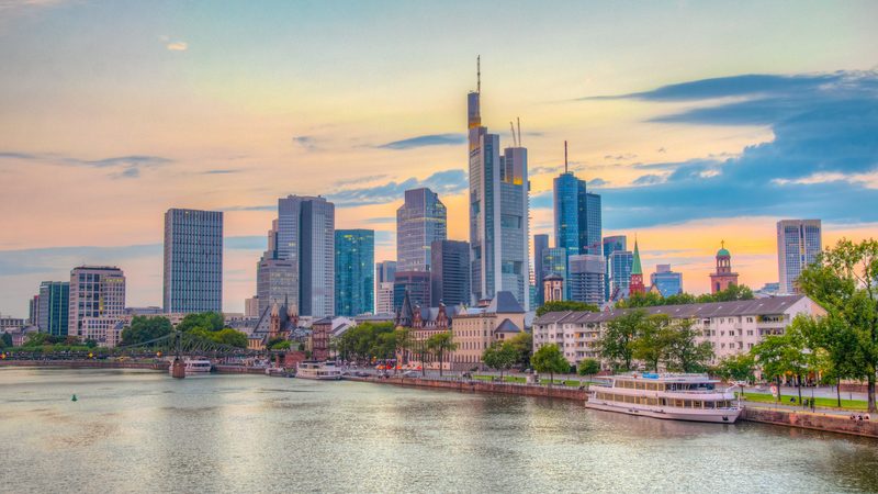 Landschaft in Frankfurt am Main: Skyline am Mainufer bei Sonnenuntergang