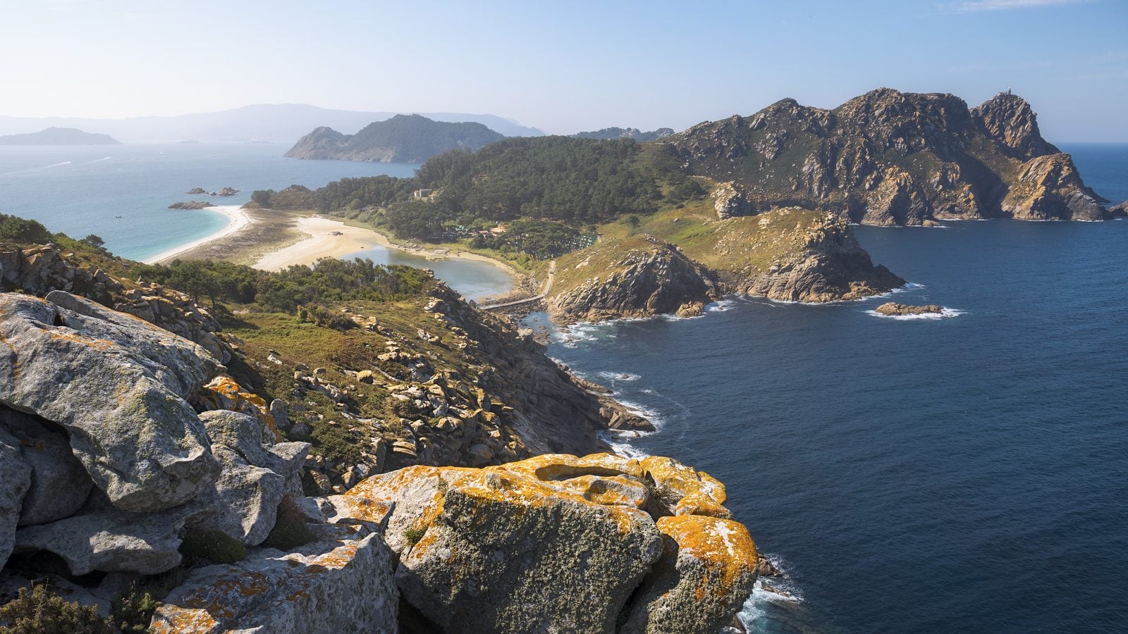 Landschaft in Galicien: Felsküste der Cíes-Inseln an der Atlantikküste