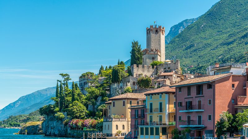 Landschaft in Gardasee: Altstadt von Malcesine mit Burg am Seeufer
