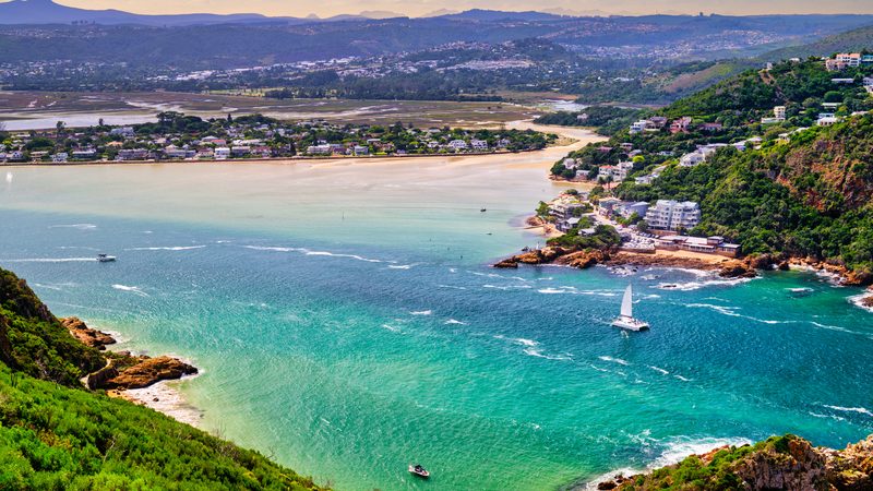Landschaft in Garden Route: Knysna Heads und die Lagunenmündung von oben