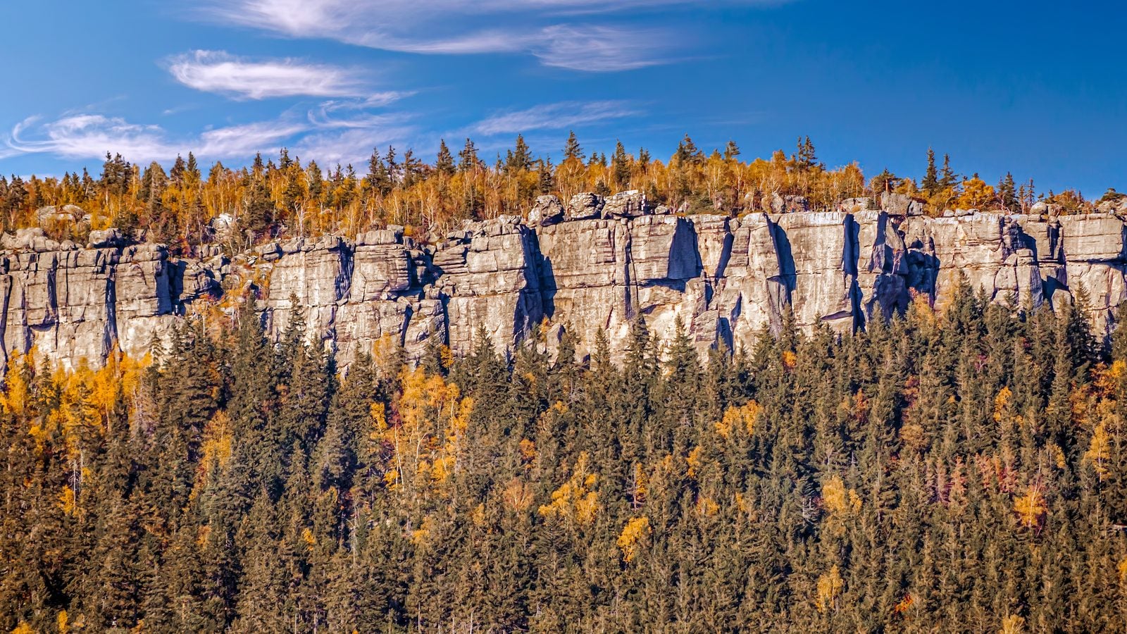 Landschaft in Glatzer Bergland: Felsmassiv Szczeliniec Wielki im Heuscheuergebirge