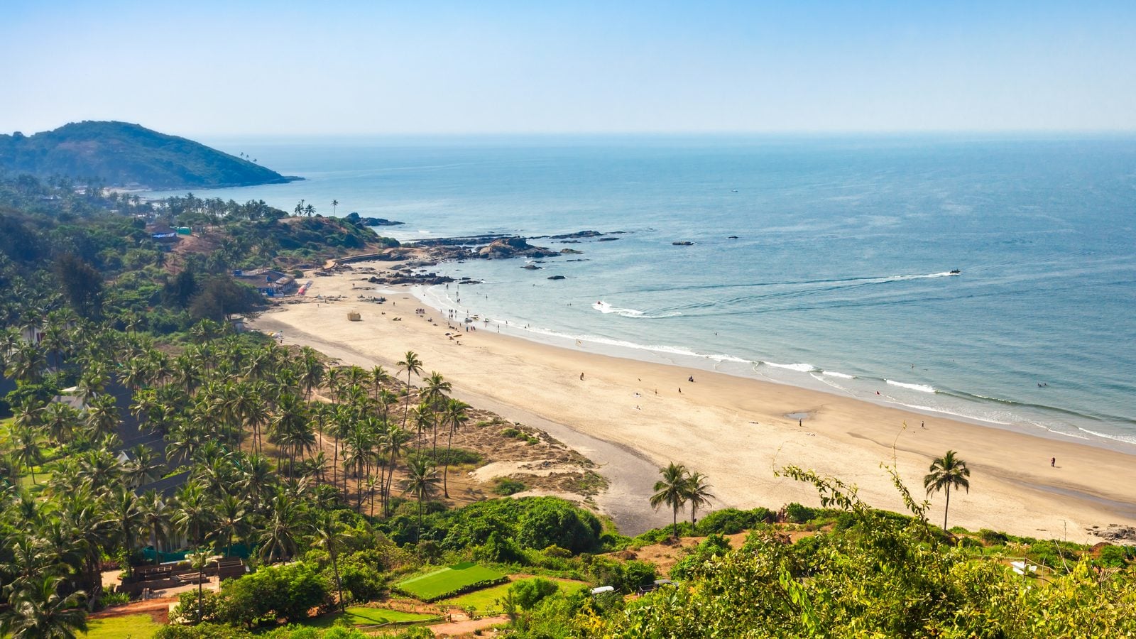 Landschaft in Goa: Palmengesäumter Sandstrand am Arabischen Meer