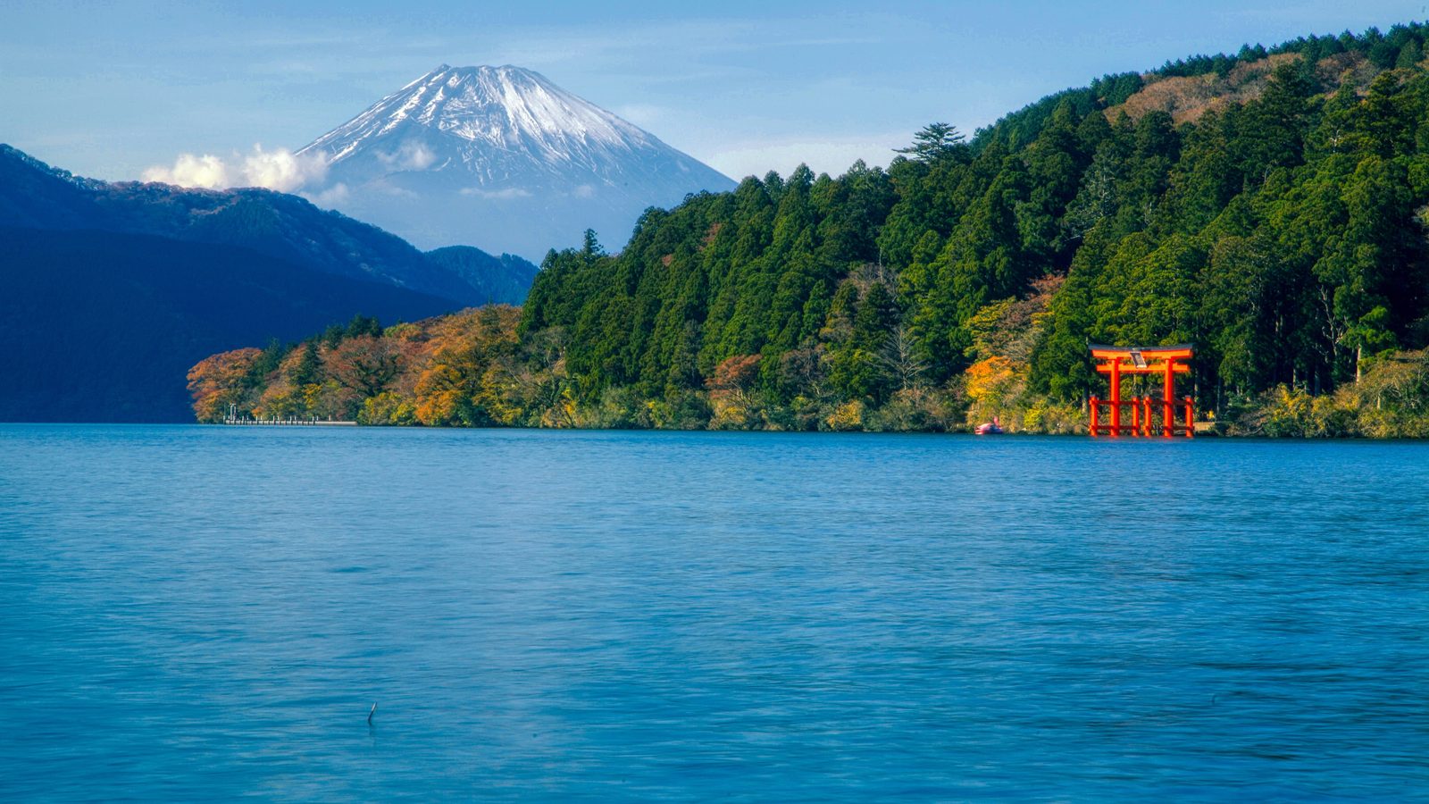 Landschaft in Hakone: Ashi-See mit Hakone-Schrein-Torii und dem Fuji im Hintergrund