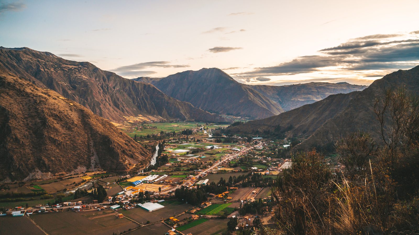 Landschaft in Heiliges Tal: Das Urubamba-Tal zwischen Andengipfeln im Abendlicht