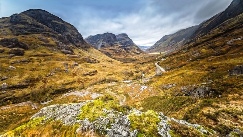 Landschaft in Schottische Highlands: Tal von Glencoe mit den Three Sisters