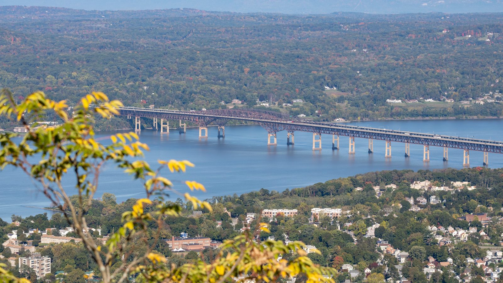 Landschaft in Hudson Valley: Hudson River mit der Newburgh-Beacon Bridge, gesehen vom Mount Beacon