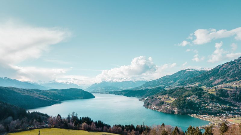 Landschaft in Kärnten: Millstätter See zwischen bewaldeten Bergen
