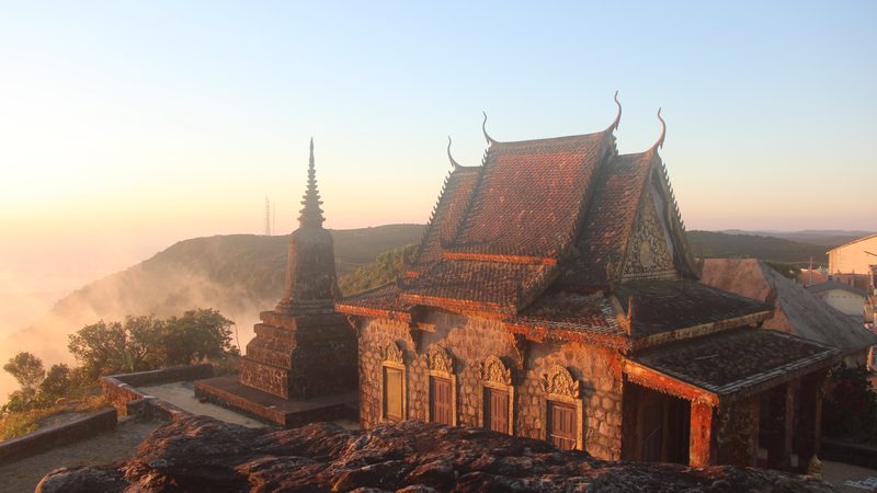 Landschaft in Kampot: Khmer-Tempel auf dem Bokor-Berg über Nebel und Hügeln im Abendlicht