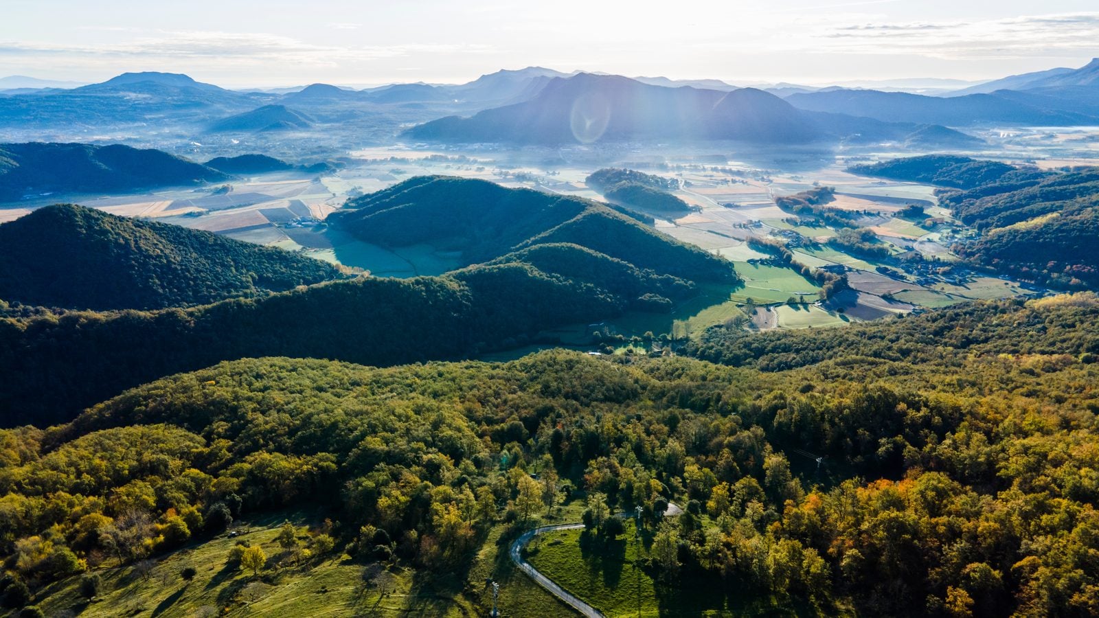 Landschaft in Katalonien: Herbstliche Hügel und Täler der Garrotxa