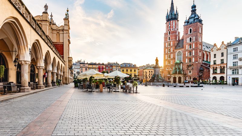 Landschaft in Krakau: Marktplatz mit Marienkirche am Morgen