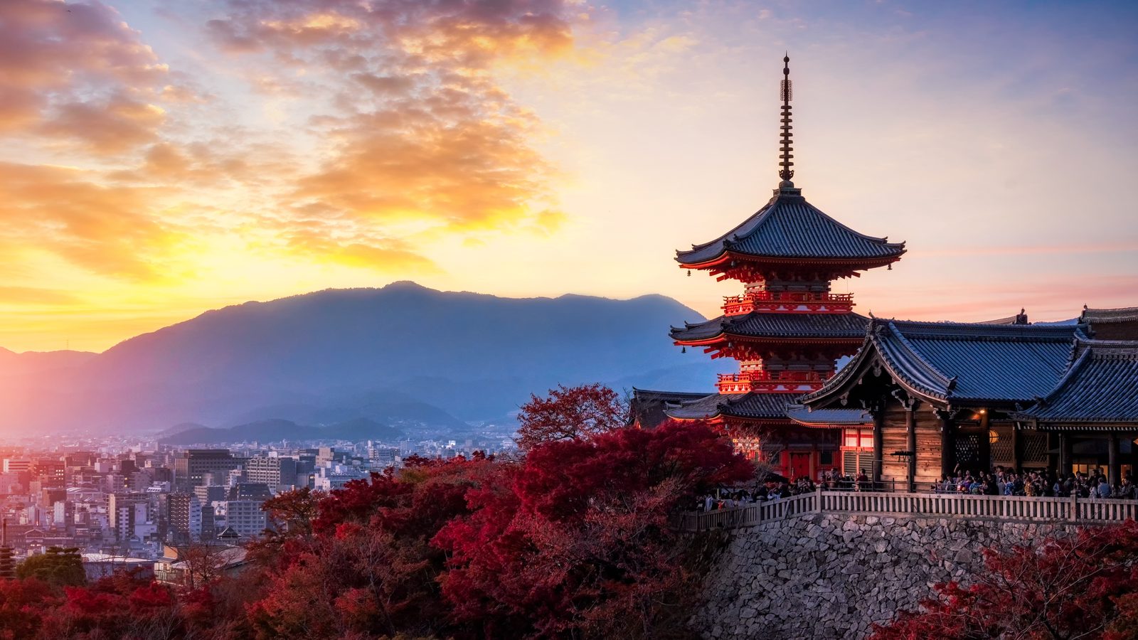 Landschaft in Kyoto: Pagode des Kiyomizu-dera im Herbst bei Sonnenuntergang