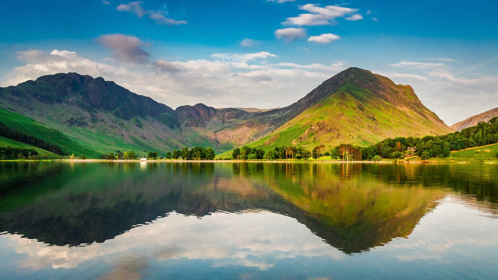 Landschaft in Lake District: Buttermere mit Fells im Abendlicht
