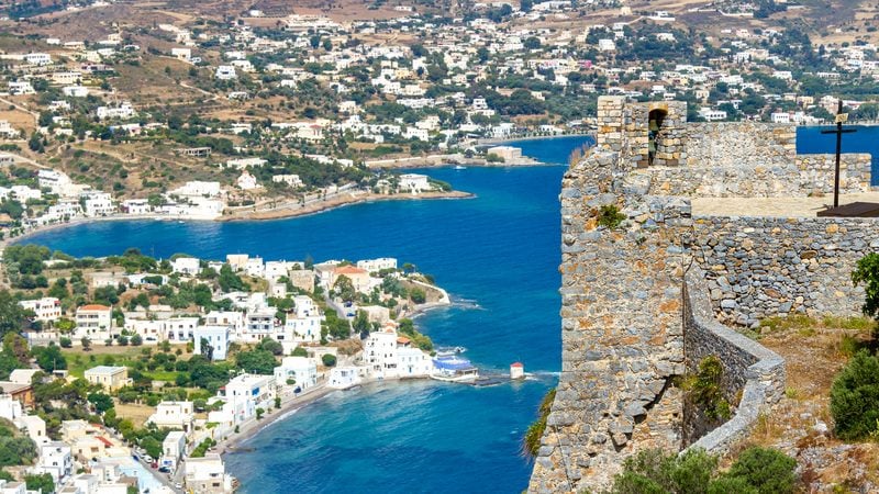 Landschaft in Leros: Blick von der Burg auf die Bucht von Alinda auf der griechischen Insel Leros