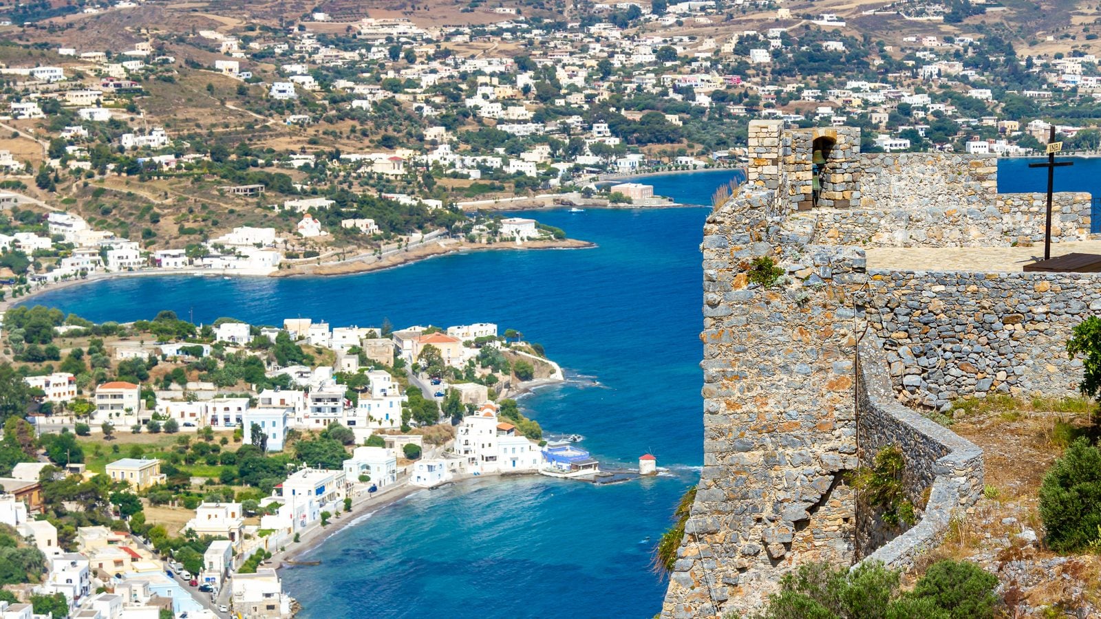 Landschaft in Leros: Blick von der Burg auf die Bucht von Alinda auf der griechischen Insel Leros
