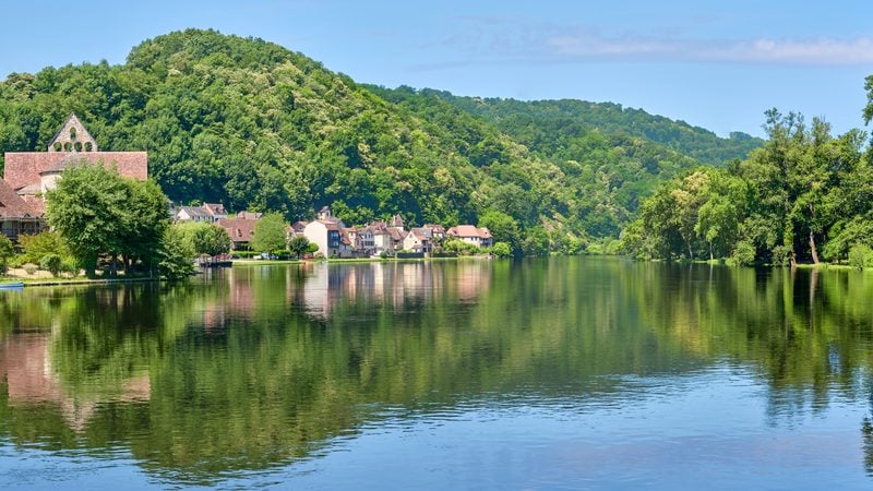 Landschaft in Limousin: Dordogne bei Beaulieu-sur-Dordogne mit bewaldeten Hügeln