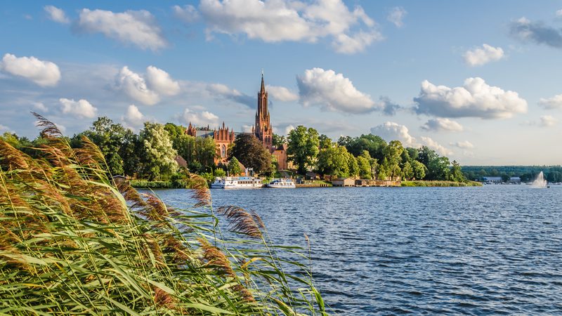 Landschaft in Mecklenburg: Malchower See mit Blick auf die Klosterkirche
