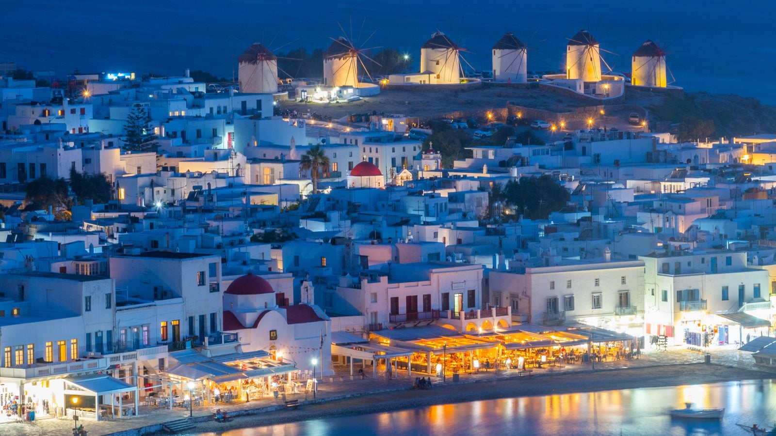 Landschaft in Mykonos: Windmühlen über der Chora am Abend