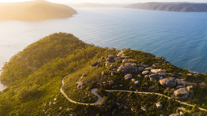 Landschaft in Küste von New South Wales: Barrenjoey Head und Pittwater bei Sonnenuntergang, von West Head nördlich von Sydney gesehen