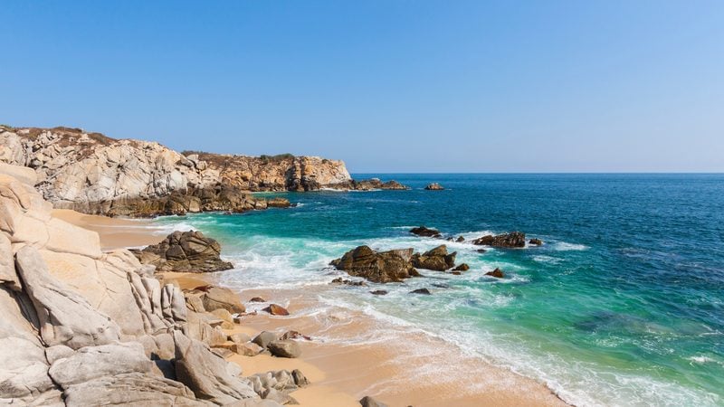 Landschaft in Küste von Oaxaca: Felsbucht Bahía San Agustín in Huatulco