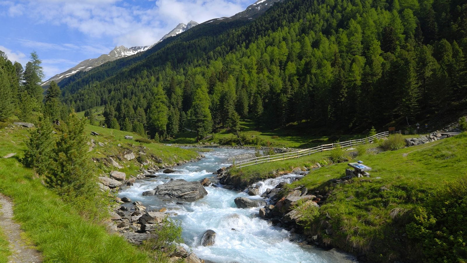Landschaft in Osttirol: Gebirgsbach im Defereggental im Sommer
