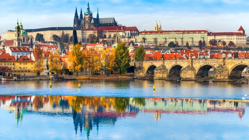 Landschaft in Prag: Karlsbrücke, Prager Burg und Veitsdom spiegeln sich in der Moldau