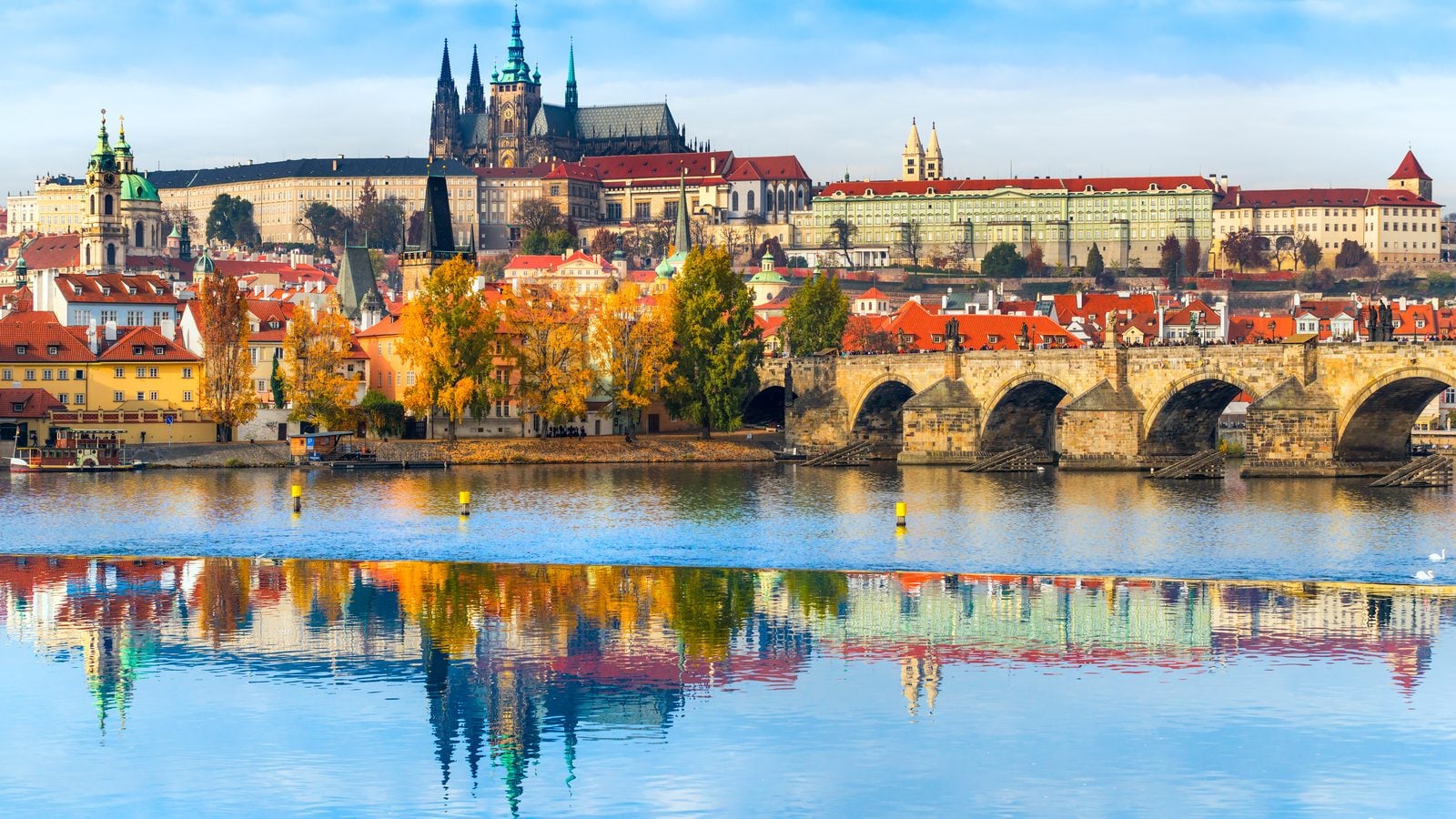 Landschaft in Prag: Karlsbrücke, Prager Burg und Veitsdom spiegeln sich in der Moldau