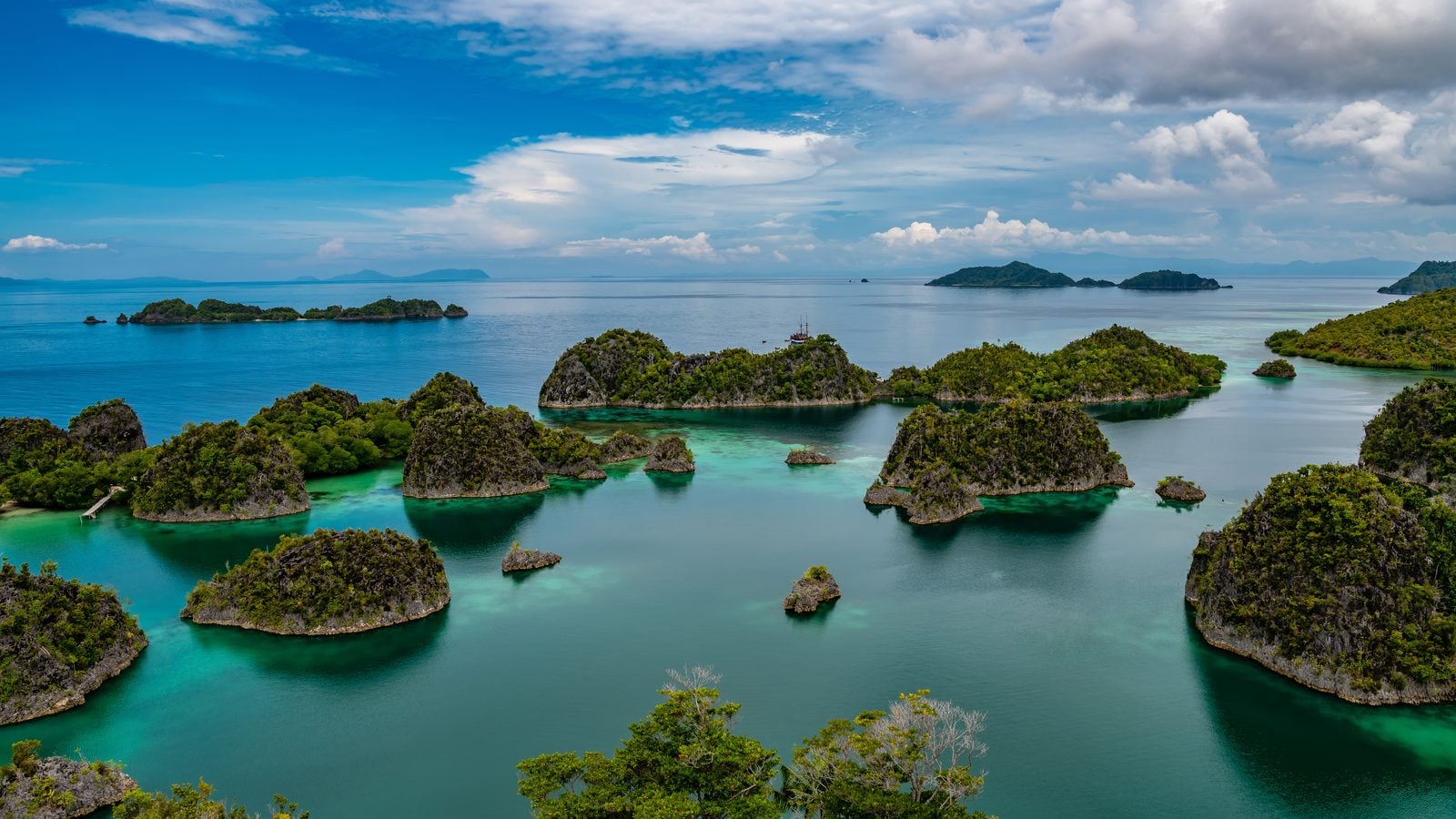 Landschaft in Raja Ampat: Kleine Karstinseln in einer türkisen Lagune bei Waigeo