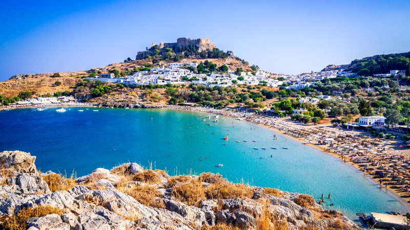 Landschaft in Rhodos: Bucht von Lindos mit Akropolis