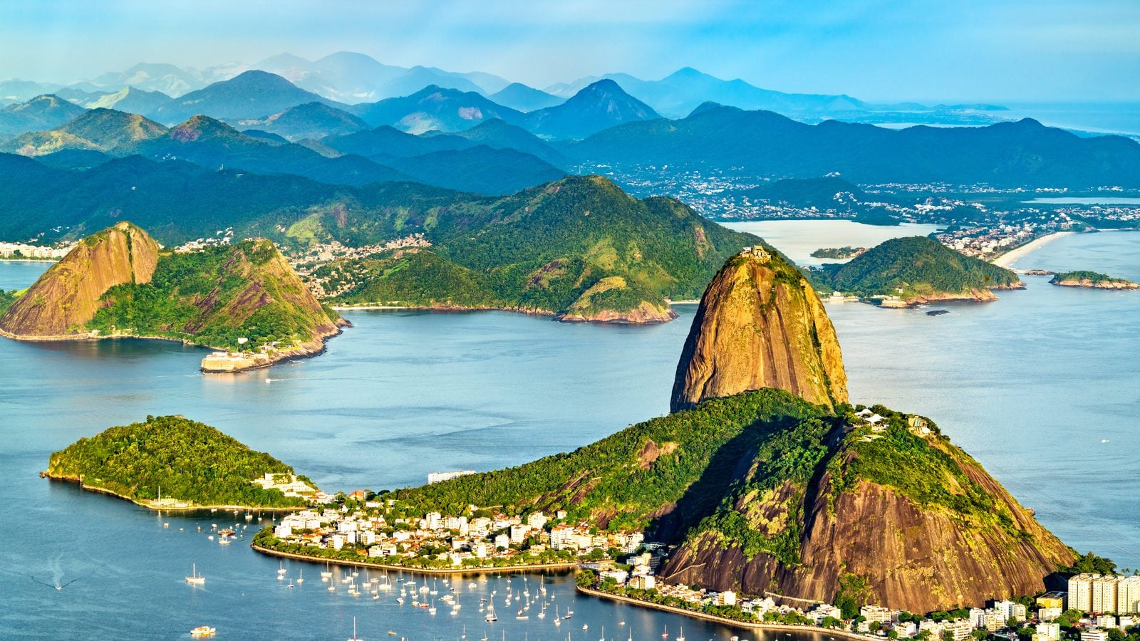 Landschaft in Rio de Janeiro: Zuckerhut und Guanabara-Bucht im Morgenlicht