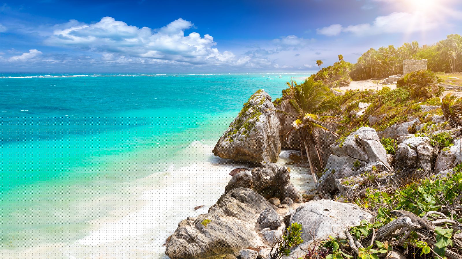 Landschaft in Riviera Maya: Türkises Karibikmeer und Felsküste bei den Maya-Ruinen von Tulum