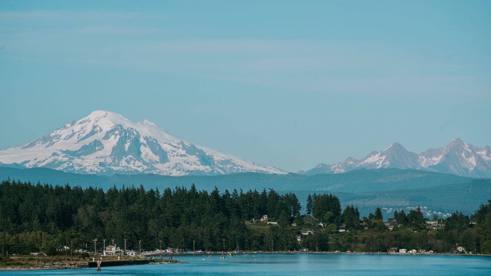 Landschaft in San Juan Islands: Blick über das Wasser auf den Mount Baker