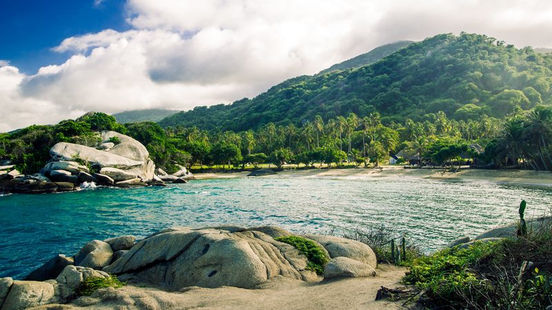 Landschaft in Sierra Nevada de Santa Marta: Bucht mit Granitfelsen und Regenwald im Tayrona-Nationalpark